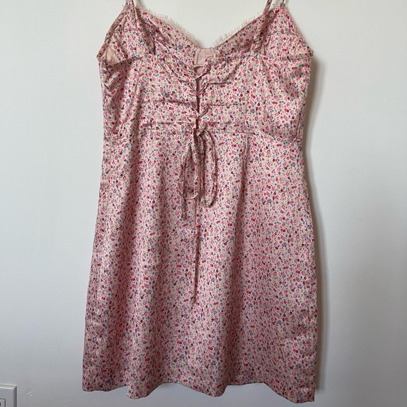 Isabelle’s cabinet dress - Picture 2 of 3